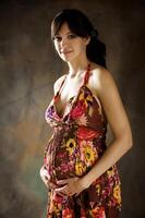 de mooi jong meisje, de derde trimester van zwangerschap foto