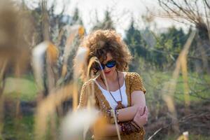 mode schot van een mooi boho stijl meisje Aan natuur achtergrond. boho, hippie foto