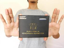 Indonesisch boek voertuig eigenaren of algemeen bekend net zo buku pemilik kendaraan bermotorisch bpkb. Holding bpkb foto