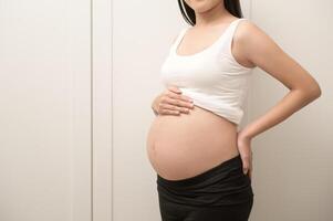 portret van mooi zwanger vrouw, vruchtbaarheid onvruchtbaarheid behandeling, ivf, toekomst moederschap concept foto
