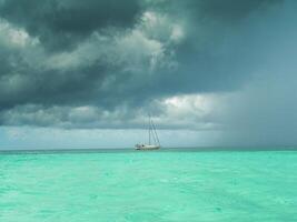 Belize cayes - klein tropisch eiland Bij barrière rif met paradijs strand - bekend voor duiken, snorkelen en ontspannende vakanties - caraïben zee, belize, centraal Amerika foto