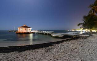 Belize cayes - klein tropisch eiland Bij barrière rif met paradijs strand - bekend voor duiken, snorkelen en ontspannende vakanties - caraïben zee, belize, centraal Amerika foto