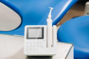 tandheelkundig uitrusting in de tandarts kantoor voor wortel kanaal behandeling. detailopname, endomotorisch foto