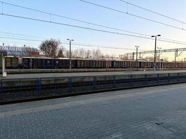 09 bederven 2023 - chel, Polen - trein platform met vracht trein. foto