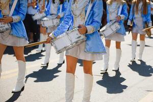 straat Promotie van de majorettes van de festival de lente. foto