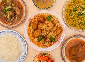 geassorteerd Indisch pittig voedsel kip biryani, kip Nihari, daal chawal, daal maas, zard of Jordanië rijst- geserveerd in schotel geïsoleerd Aan tafel top visie foto