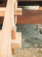 handgemaakt houten trappenhuis is stap.gebruik de methode van houten wig. foto
