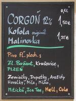 nitraat, Slowakije - 06.14.2022 menu in de Slowaaks bier bar corgon. foto