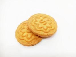 tarwe biscuits biscuits - een stack van heerlijk tarwe ronde biscuits met een weinig kruimels geïsoleerd Aan wit foto