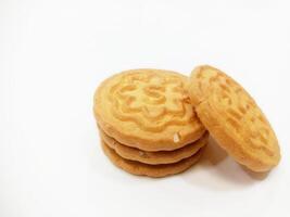 tarwe biscuits biscuits - een stack van heerlijk tarwe ronde biscuits met een weinig kruimels geïsoleerd Aan wit foto