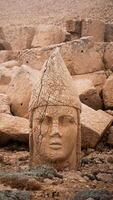 antiek geruïneerd standbeelden Aan nemrut berg in kalkoen. oude koninkrijk van commagene in zuiden oosten- kalkoen. foto