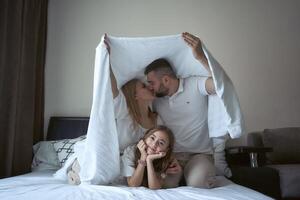 ouders Speel met hun dochter foto