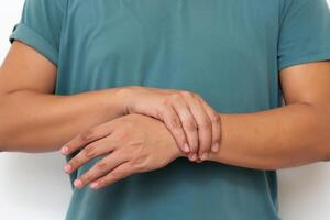 Holding hand- Mens met pijn in spieren en gewrichten, symptomen van perifeer neuropathie en doof gevoel in de vingertop en handpalm, ziekten veroorzaakt door kant Effecten van vaccinatie,guillain barre syndroom gbs foto