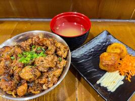 Japans voedsel gebeld tori don of kip rijst- kom of teriyaki kip don geserveerd met miso soep en gebakken ei rollen foto
