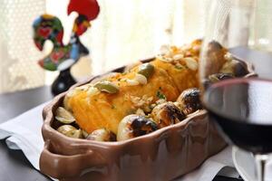 bacalhau Doen cabral, geroosterd en gepaneerd kabeljauw met aardappelen, olijven en knoflook foto