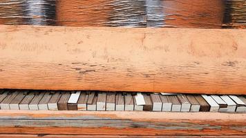 close-up van een gebroken pianotoetsenbord van een oude piano. foto