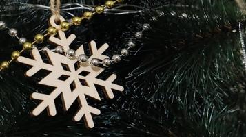 close-up van een kerst achtergrond. viering. kerstboom met speelgoed en decoratieve sneeuw voor een gelukkig nieuwjaar. kerstversiering, nieuwjaarssfeer. mooie moderne ansichtkaart. foto