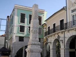 vrijheid monument kolom in oud stad- hoofd plaats van aveiro pittoresk dorp straat visie, de Venetië van Portugal foto