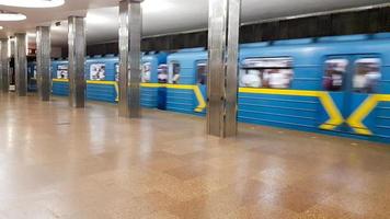 Oekraïne, Kiev - 06 september 2019. Treinwagons op het metrostation