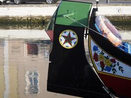 aveiro moliceiro boot gondel detail traditioneel boten Aan de kanaal, Portugal. foto