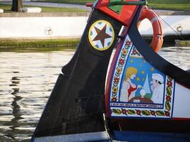 aveiro moliceiro boot gondel detail traditioneel boten Aan de kanaal, Portugal. foto