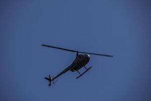 helikopter bevroren vliegend in blauw lucht foto