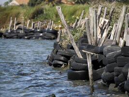 band naar beschermen muren in aveiro lagune ria de aveiro gelegen Aan de atlantic kust van Portugal foto