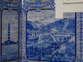 aveiro spoorweg station is historisch gebouw versierd met veel typisch blauw azulejos panelen van fabriek verzinsel da fonte nova weergeven regionaal motieven. Portugal. foto
