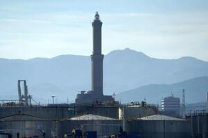 Genua haven en de lantaarn Bij schemer van de zee foto