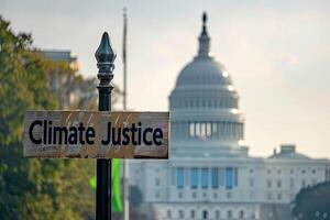 klimaat gerechtigheid tekst Aan een banier buiten de Capitol in Washington dc foto