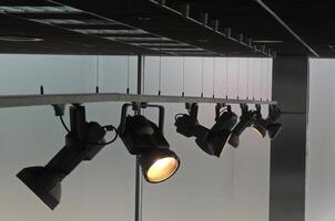 studio verlichting systeem met volgen schijnwerpers onder plafond foto