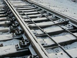 rails van spoorweg bijhouden gedekt met sneeuw detailopname voorraad foto