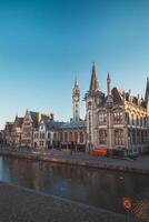 gent promenade gebeld de graslei en de charmant historisch huizen Bij zonsopkomst. de centrum van de belgisch stad. Vlaanderen foto