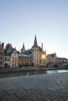 gent promenade gebeld de graslei en de charmant historisch huizen Bij zonsopkomst. de centrum van de belgisch stad. Vlaanderen foto