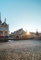 gent promenade gebeld de graslei en de charmant historisch huizen Bij zonsopkomst. de centrum van de belgisch stad. Vlaanderen foto