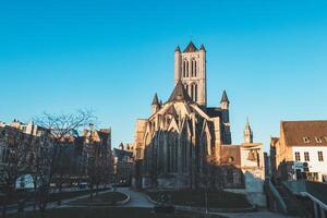 belfort van gent gedurende zonsopkomst in de stad centrum. historisch mijlpaal. de mijlpaal van de stad van gent in de west van de land foto