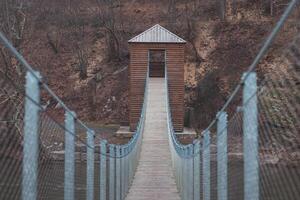 wandelen Aan de houten ovaal brug over- de rivier- la semois in de wild platteland van de Waals een deel van belgie foto