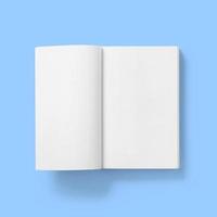 terug naar school concept, harde kaft blanco wit boek eerste pagina open geïsoleerd op blauw. foto