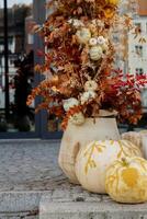 halloween versierd buitenshuis cafe of restaurant terras in Amerika of Europa met pompoenen traditioneel attributen van halloween. voortuin decoratie voor feest. foto