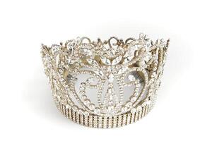 kroon of tiara geïsoleerd Aan een wit achtergrond foto