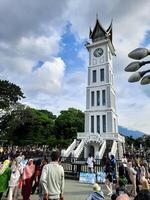 bukittinggi, Indonesië - april 28, 2024. bukittinggi klok toren of jam gadang, een van de s werelds historisch erfgoed en een toerist bestemming in bukittinggi stad foto