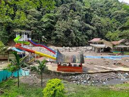 tanah gegevens, Indonesië - mei 12, 2024. staat van de mega mendung water park welke was getroffen door verkoudheid lava flash overstromingen, natuurlijk rampen in lembah anai, graf koto, tanah gegevens, Indonesië foto