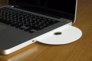 professionele laptop op grijze achtergrond foto