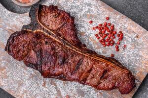 heerlijk sappig rundvlees tbone steak met zout, specerijen en kruiden foto