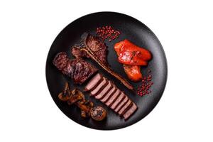 heerlijk sappig rundvlees tbone steak met zout, specerijen en kruiden foto