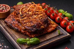 heerlijk varkensvlees of rundvlees ribben gebakken Aan de rooster met zout, specerijen en kruiden foto