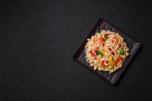 heerlijk Aziatisch schotel rijst- noedels of udon met groenten, specerijen en kruiden foto
