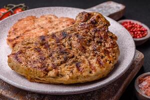 heerlijk sappig varkensvlees steak met zout, specerijen en kruiden foto