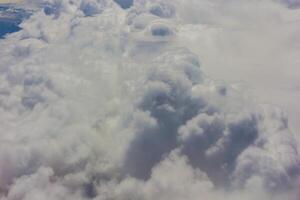 pluizig wit wolken en blauw lucht foto