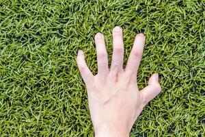 meisje hand- Aan voetbal veld- gras foto